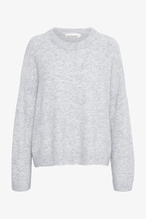 Pulover tricotat gri cu o croială lejeră, guler rotund și mâneci lungi. Textură moale cu variații subtile de nuanță pe parcurs.