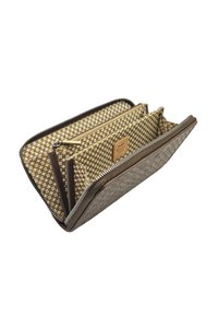 Portefeuille zippé avec un extérieur texturé marron et un intérieur à motif floral doré ; comporte plusieurs compartiments pour une meilleure organisation.