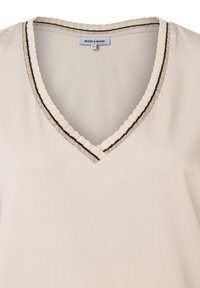 V-Ausschnitt-T-Shirt aus weichem beigen Stoff, mit einem strukturierten gerippten Ausschnitt in Schwarz und Gold. Schlichtes Design mit kurzen Ärmeln.