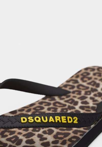Μαύρο σανδάλι παιδικής παντόφλας με κίτρινα γράμματα «DSQUARED2» στο λουράκι και σόλα με λεοπάρ σχέδιο.