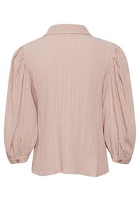 Blusa testurizzata rosa chiaro con colletto, maniche lunghe puffate e polsini abbottonati. Presenta un sottile design di tessuto screpolato.