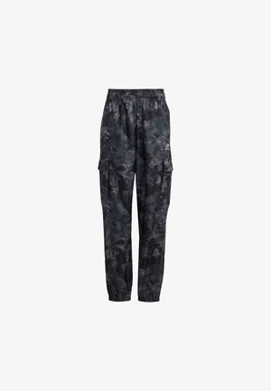 Cargo bukser i sort og grå camouflage med elastisk taljebånd, sidelommer, elastiske manchetter og lille hvid Adidas-logo på låret.