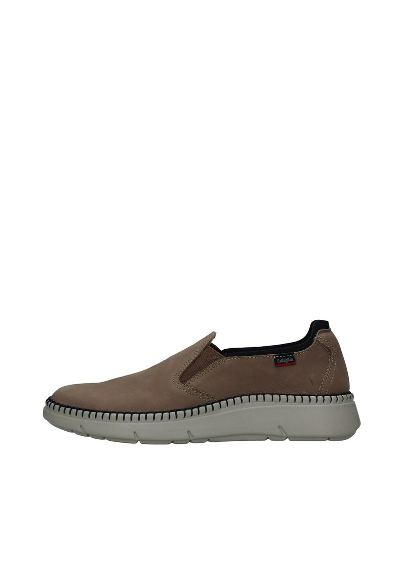 Zapato sin cordones hecho de ante color marrón claro, con insertos elásticos, una suela acolchada de color gris claro y costuras contrastantes a lo largo del borde.