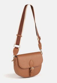 Sac bandoulière en cuir couleur tabac avec fermeture à boucle à l'avant et bandoulière réglable en tissu rayé.