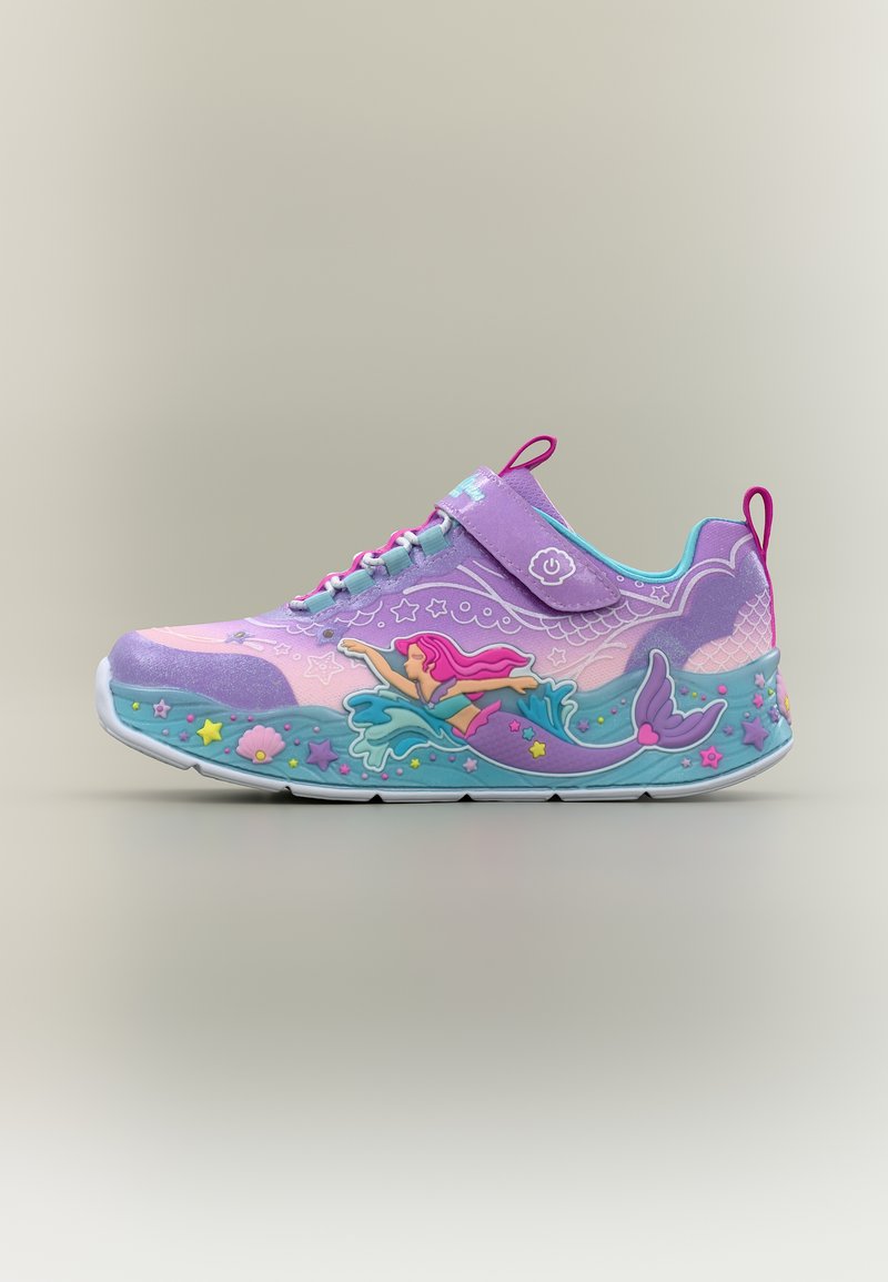 Παιδικό αθλητικό παπούτσι σε μωβ και ροζ με σχέδια θαλάσσιας θεματικής γοργόνας, που περιλαμβάνουν αστέρια, κοχύλια και λουράκι με αυτοκόλλητο κούμπωμα.