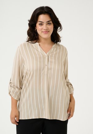 Beige gestreepte blouse met een knoopsluiting in V-hals, driekwartmouwen met opgerolde manchetten en een lichtgewicht stof. Eenvoudig en strak ontwerp.