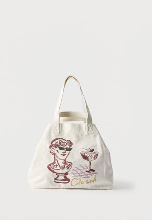 Kremowa torba na ramię z ilustracjami popiersia w okularach przeciwsłonecznych, kieliszka koktajlowego z wiśniami oraz słowa "Closed" napisanym kursywą.