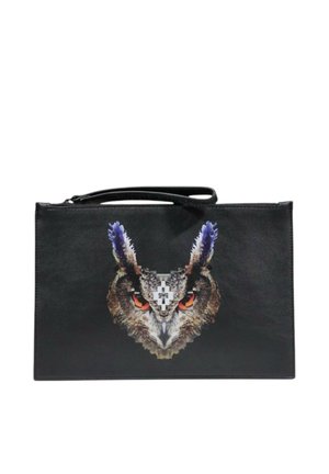 Borsellino in pelle nera con grafica del volto di un gufo dagli occhi arancioni, accenti blu sulle orecchie e dettagli geometrici sulla fronte.