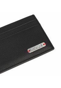 Portafoglio in pelle nera strutturata con più slot, dotato di una placca metallica argentata con il marchio "HUGO" e accenti rossi.