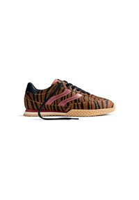 Sneaker a strisce marroni e nere con tomaia in tessuto testurizzato, accenti rosa, lacci neri e suola in gomma con piccole protuberanze.