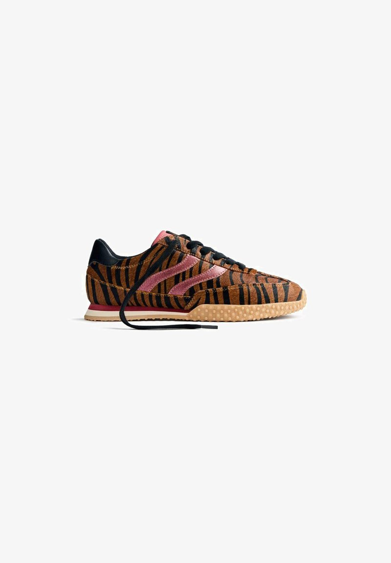 Sneaker a strisce marroni e nere con tomaia in tessuto testurizzato, accenti rosa, lacci neri e suola in gomma con piccole protuberanze.