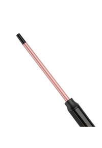 Fer à friser avec un long et fin cylindre en rose gold, une poignée noire mate et une pointe effilée pour coiffer les cheveux. Texture lisse, design élégant.