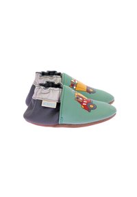 Leren schoenen met een groene bovenkant die een kleurrijk autontwerp tonen, grijze elastische enkelband en een bruine rubberen zool. Zacht, flexibel materiaal.
