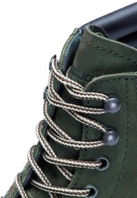 Tmavě zelená kožená vysoká bota s plochými hnědými a bílými pletenými tkaničkami, kovovými oky a polstrovaným límcem pro podporu.