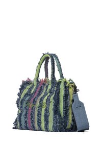 Borsa in denim con design striato frangiato multicolore in blu, verde e rosa. Presenta due manici e una tracolla blu rimovibile.