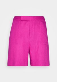 Rosa linneshorts med en slät textur, har två framfickor och en platt midja, designade för en strukturerad passform.
