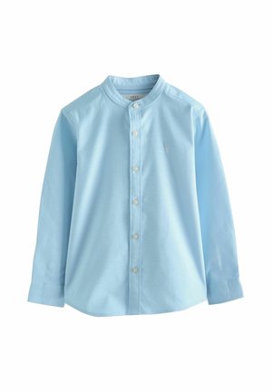 Jasnoniebieska koszula z długim rękawem, z kołnierzykiem mandaryńskim, zapięciem na guziki z przodu oraz małym haftowanym logo na lewej piersi. Materiał bawełniany.
