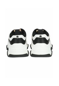 Le scarpe da ginnastica in bianco e nero presentano una tomaia in pelle testurizzata, una suola ammortizzata e accenti a contrasto. Il design include una linguetta sul retro.