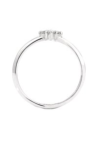 Hvidguld ring med et tyndt, glat bånd og en klynge af tre rundslipte diamanter på toppen. Simpelt og elegant design.