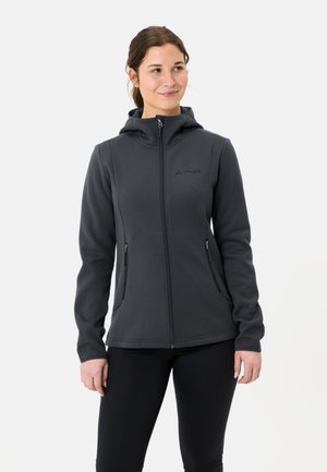 Dunkelgraue Fleece-Jacke mit Reißverschluss und Kapuze, zwei Seitentaschen, glatte Textur und dezentem Logo auf der linken Brustseite.