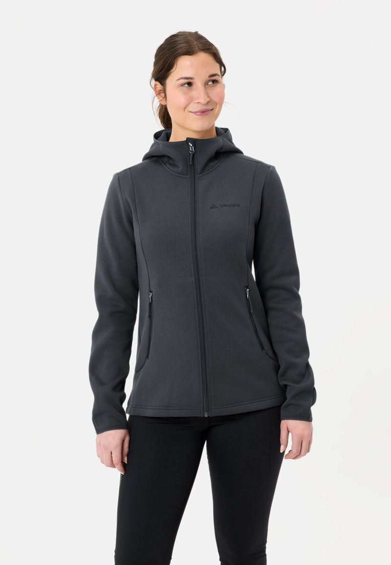 Giacca a zip in pile grigio scuro con cappuccio, due tasche laterali, texture liscia e logo sottile sull'area sinistra del petto.