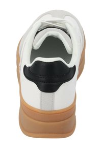 Weiße Sneaker mit einer Ferse aus schwarzem Leder und grauen Akzenten. Verfügt über eine strukturierte Gummi-Sohle und einen gepolsterten Kragen. Schnürsenkel im schlichten Design.