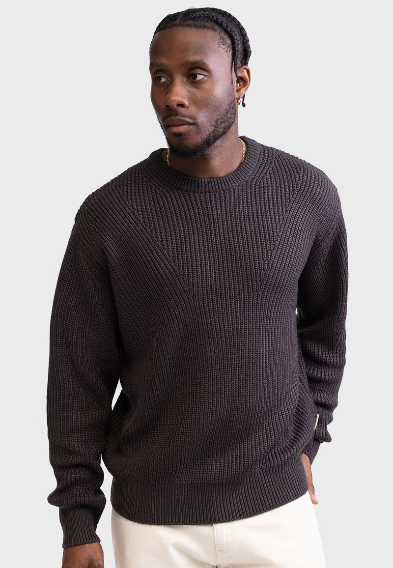 Mørkebrun strikket sweater med en geometrisk tekstur, rund halsudskæring og ribbede manchetter, designet i en afslappet pasform.