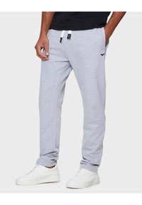 Lichtgrijze sweatpants gemaakt van een katoenmix. Bevat witte trekkoordjes, zijzakken en een klein logo op de heup.