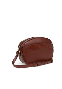 Borsa a tracolla in pelle marrone con design arrotondato, chiusura a zip, tracolla regolabile e discreto dettaglio del logo in rilievo sul davanti.