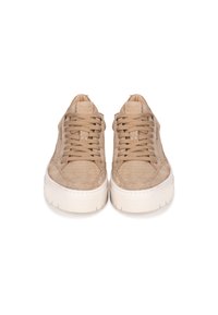 Sneaker beige in suede con dettagli testurizzati e allacciatura tradizionale, dotati di suola in gomma bianca, mostrati in visione frontale.