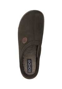 Dunkelgrüner Hausschuh mit weicher, strukturiertem Innenfutter, runder Zehenpartie, gestickten Details und einem runden Logopatch.