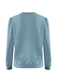 Světle modrý svetr z měkké látky, s dlouhými rukávy a nabíranými rameny, ribbovanými manžetami a spodním lemem.