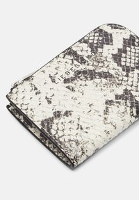 Czarno-biały portfel ze wzorem wężowej skóry wykonany z teksturowanego syntetycznego materiału. Posiada srebrny zamek błyskawiczny i wytłaczaną markę. Kompaktowy i składany design.