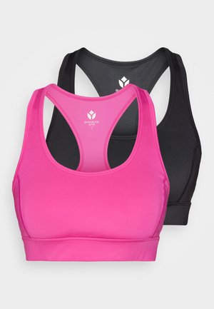 Twee sportbeha's, één felroze en één zwarte, met een racerback ontwerp en een elastische band. Beide zijn gemaakt van gladde, rekbare stof.
