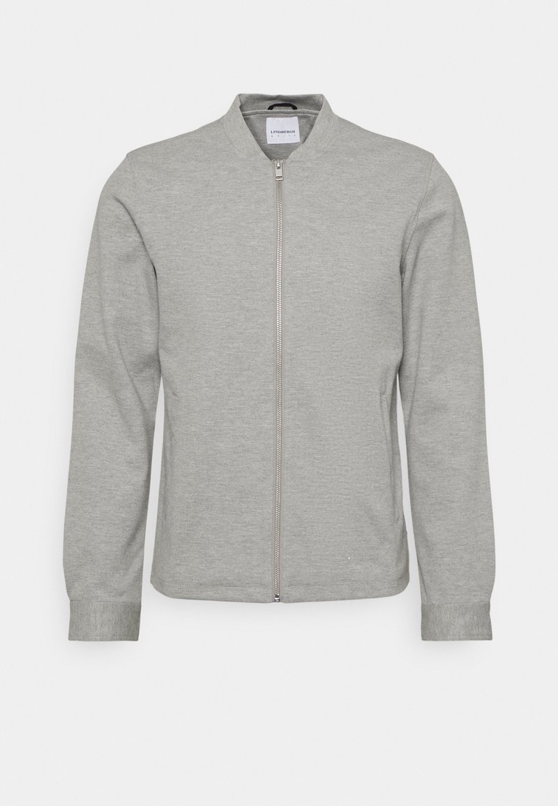 Veste zippée grise en tissu doux, avec un col de style bomber, des manches longues et un design simple sans motifs ni embellissements.