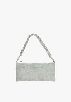 Piccola pochette rettangolare argentata con superficie in mesh scintillante e tracolla intrecciata in argento, chiusura con zip nella parte superiore.