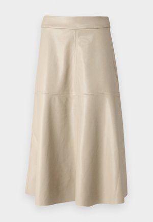 Jupe en cuir beige taille haute, coupe trapèze, avec des coutures visibles au milieu et près de la ceinture.