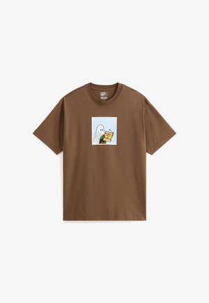 T-shirt en coton marron avec un motif carré représentant un fantôme tenant un livre sur un fond bleu clair. Manches courtes et col rond.