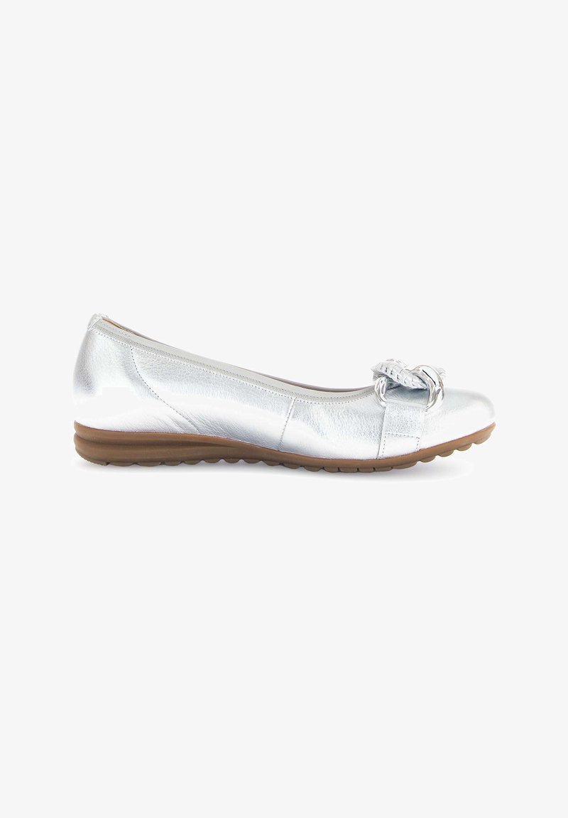 Ballerines en cuir argenté avec un bout arrondi, dotées d'un accent en forme de nœud texturé et d'une semelle en caoutchouc flexible couleur tan.