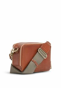 Still Nordic STILLAGGIE BRAIDED 2 ROOM - Axelremsväska - cognac