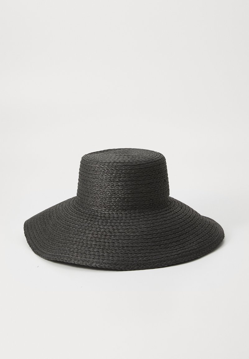 Czarny słomkowy kapelusz przeciwsłoneczny z szerokim rondem, cylindryczną koroną oraz teksturowaną powierzchnią, charakteryzujący się gładką, ciasno utkaną strukturą.