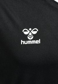 Vitt stiliserat bi-logotyp och "hummel"-text tryckt på slät svart tygbakgrund.