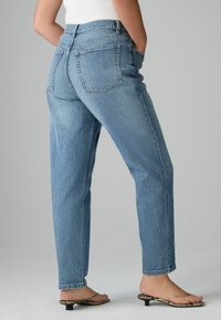 Ljusblå denimjeans med rak passform, fem fickor och hög midja. Tyget har en subtil textur och en klassisk tvätt.