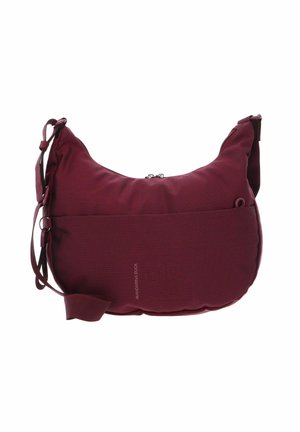 Bolso bandolera burdeos hecho de tejido texturizado, con forma redondeada, correa ajustable y un compartimento principal con cremallera.