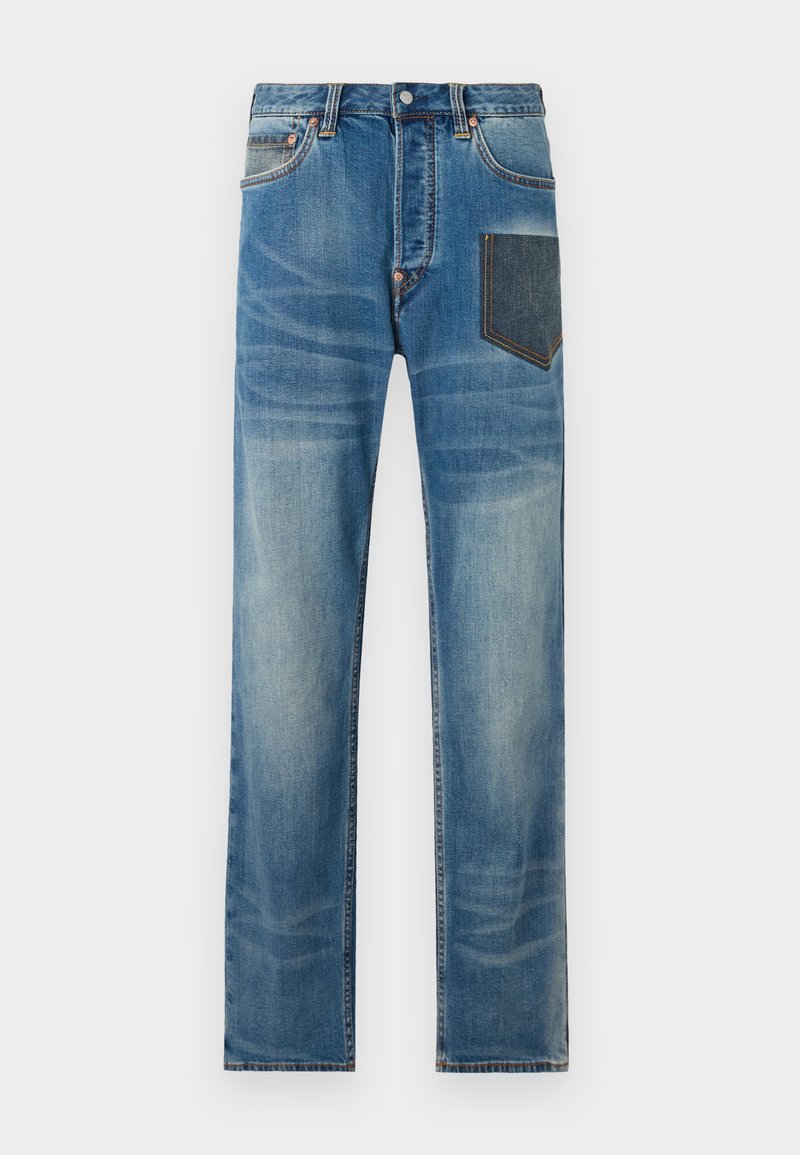 Jeans en denim bleu clair avec une coupe droite, dotés d'une poche arrière de couleur plus foncée, d'un léger délavage et de quincaillerie en métal de couleur cuivrée.