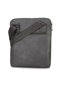 Szara skórzana torba kurierska o fakturowanej powierzchni, z górnym zamkiem błyskawicznym, regulowanym paskiem i przednią kieszenią na dodatkowe przechowywanie.