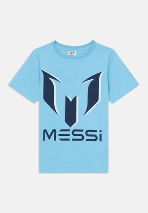 Svijetloplava pamučna majica s kratkim rukavima koja na prednjoj strani ima tamnoplavi apstraktni logo i riječ "MESSI" ispisanu podebljanim slovima. Okrugli izrez.