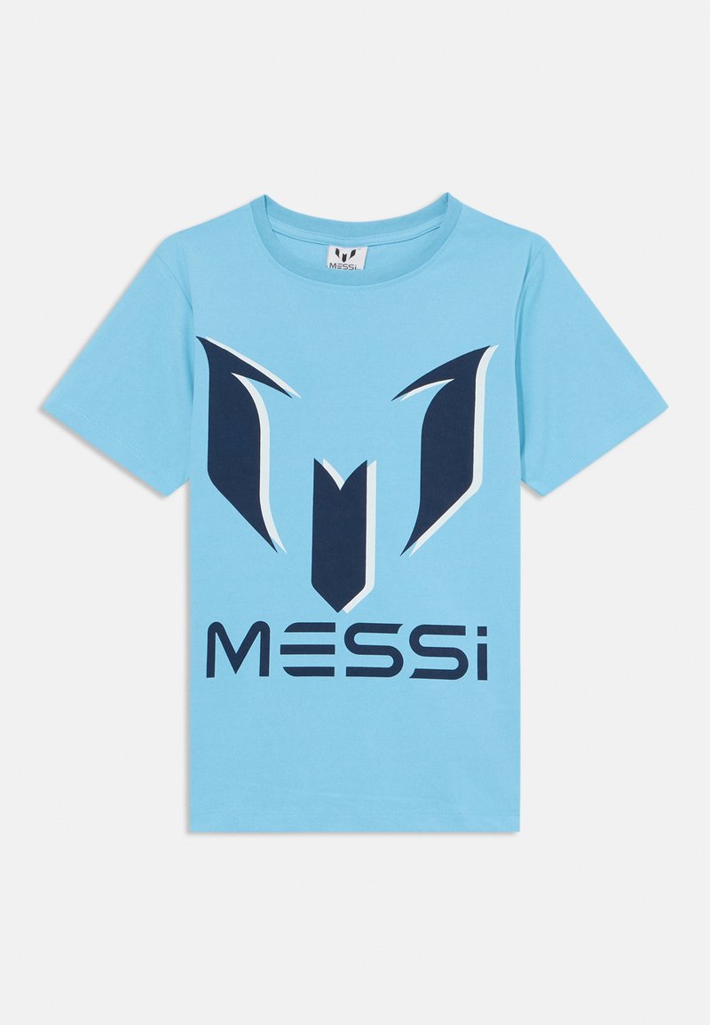Heled sinine puuvillane T-särk, mille esiküljel on tumesinine abstraktne logo ja sõna "MESSI" paksus kirjas. Lühikesed varrukad, ümar kaelus.
