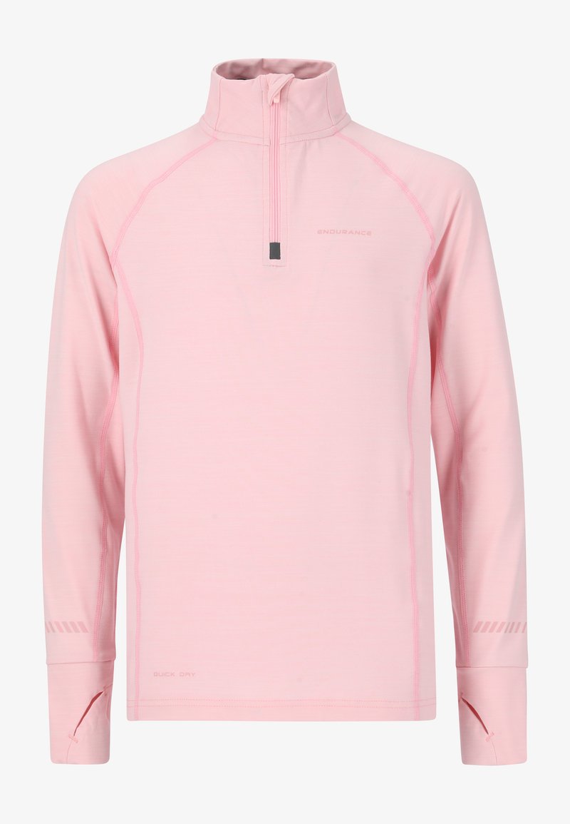 Helles rosa Langarm-Top mit Viertel-Reißverschluss, aus schnell trocknendem Material gefertigt, mit Raglanärmeln und gesteppten Akzenten. Minimalistisches Branding.