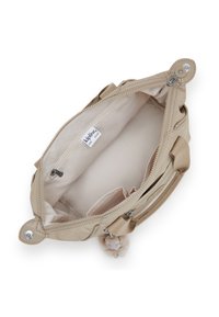 Beige Handtasche mit Reißverschluss, aus Stoffmaterial, Innenfächer und einem weichen Pompon-Detail an der Seite.